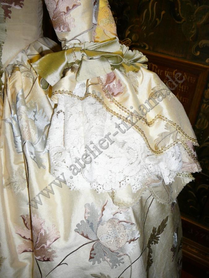 Atelier Tiziana Historische Gewander Rokoko Robe A L Anglaise Bestickte Seide