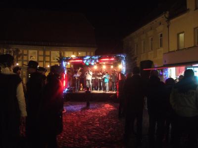 Foto des Albums: Weihnachtsmarkt in Uebigau am 1. Adventwochenende (27. 11. 2016)