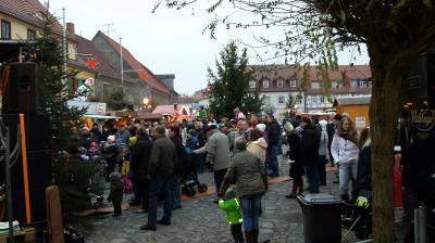 Foto des Albums: Weihnachtsmarkt in Uebigau am 1. Adventwochenende (27. 11. 2016)