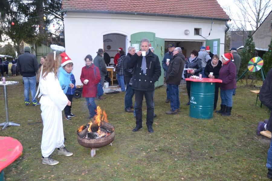 Bild: Auch der Engel( links im Bild wärmt sich am Feuer).