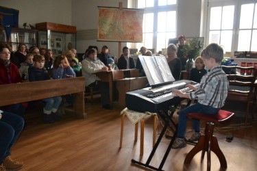 Sch&uuml;ler der Musikschule&bdquo;Gebr&uuml;der Graun&ldquo; aus Finsterwalde spielen Weihnachtslieder und andere St&uuml;cke  (Bild vergr&ouml;&szlig;ern)
