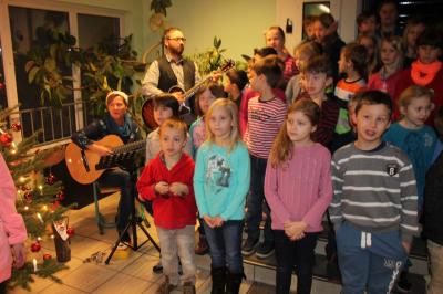 Foto des Albums: Nikolaussingen in der Grundschule Glöwen (06. 12. 2016)