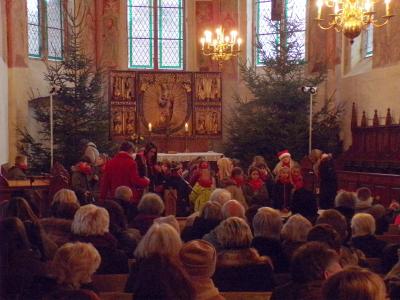Foto des Albums: Adventsmarkt zum Adventssingen der Schulchöre in der Kirche Crivitz