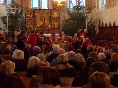 Foto des Albums: Adventsmarkt zum Adventssingen der Schulchöre in der Kirche Crivitz