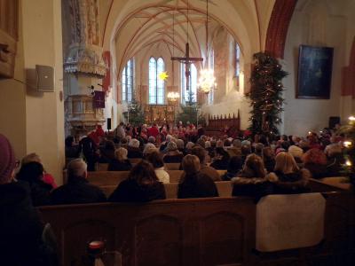 Foto des Albums: Adventsmarkt zum Adventssingen der Schulchöre in der Kirche Crivitz