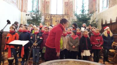 Foto des Albums: Adventsmarkt zum Adventssingen der Schulchöre in der Kirche Crivitz