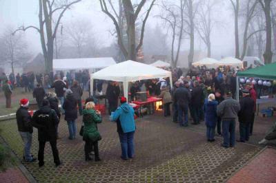 Foto des Albums: Walddrehnaer Weihnachtsmarkt - Weihnachtsmann kommt in diesem Jahr mit dem Trabi (Bilder: Dietmar Becker)
