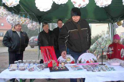 Foto des Albums: Walddrehnaer Weihnachtsmarkt - Weihnachtsmann kommt in diesem Jahr mit dem Trabi (Bilder: Dietmar Becker)