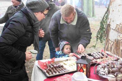 Foto des Albums: Walddrehnaer Weihnachtsmarkt - Weihnachtsmann kommt in diesem Jahr mit dem Trabi (Bilder: Dietmar Becker)