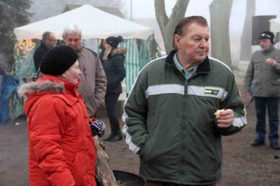 Foto des Albums: Walddrehnaer Weihnachtsmarkt - Weihnachtsmann kommt in diesem Jahr mit dem Trabi (Bilder: Dietmar Becker)