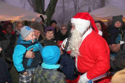 Foto des Albums: Walddrehnaer Weihnachtsmarkt - Weihnachtsmann kommt in diesem Jahr mit dem Trabi (Bilder: Dietmar Becker)