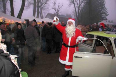 Foto des Albums: Walddrehnaer Weihnachtsmarkt - Weihnachtsmann kommt in diesem Jahr mit dem Trabi (Bilder: Dietmar Becker)