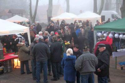Foto des Albums: Walddrehnaer Weihnachtsmarkt - Weihnachtsmann kommt in diesem Jahr mit dem Trabi (Bilder: Dietmar Becker)