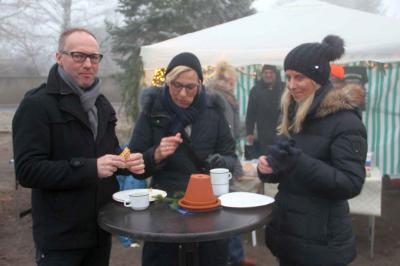 Foto des Albums: Walddrehnaer Weihnachtsmarkt - Weihnachtsmann kommt in diesem Jahr mit dem Trabi (Bilder: Dietmar Becker)