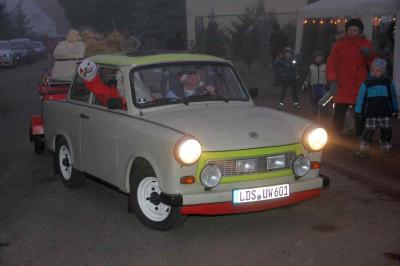 Foto des Albums: Walddrehnaer Weihnachtsmarkt - Weihnachtsmann kommt in diesem Jahr mit dem Trabi (Bilder: Dietmar Becker)