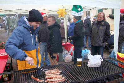 Foto des Albums: Walddrehnaer Weihnachtsmarkt - Weihnachtsmann kommt in diesem Jahr mit dem Trabi (Bilder: Dietmar Becker)
