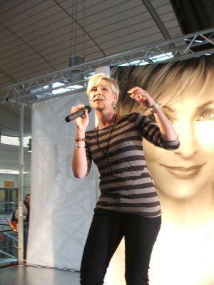 Foto des Albums: Claudia Jung in den Bahnhofspassagen - Serie 2 (27.09.2007)