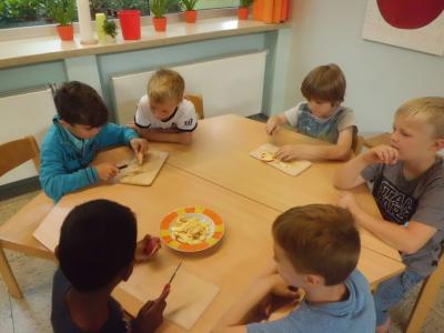 Foto des Albums: Apfelkuchen backen in der Klasse 2a und 2b (16.09.2016)