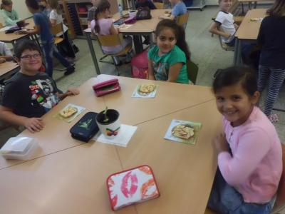 Foto des Albums: Apfelkuchen backen in der Klasse 2a und 2b (16.09.2016)