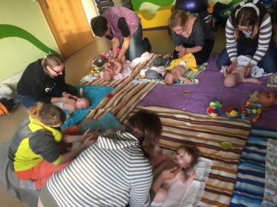 Foto des Albums: Eltern-Baby-Treff: Babymassage mit Gabi Pille (07. 12. 2016)