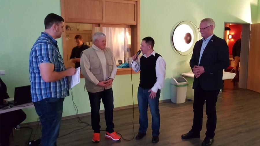 Bild: Ehrung von Achim Franz (2.v.l.) mit der Ehrennadel in Gold durch Christian Steinborn (1.v.l.), Norman Peuckert (2.v.r) und Bürgermeister Bodo Broszinski (1.v.r)