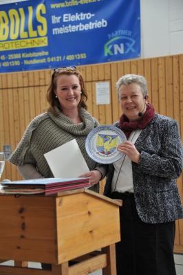 Constanze Preppernau wurde f&uuml;r ihr gro&szlig;es Engagement in der Fl&uuml;chtlingsbetreuung mit dem Gemeindeteller der Gemeinde Kiebitzreihe geehrt. Im September 2015 erreichte die Fl&uuml;chtlingskrise auch Kiebitzreihe. Spontan fanden sich einige B&uuml;rger aus zusammen, um die der Gemeinde zugeordneten Gefl&uuml;chteten willkommen zu hei&szlig;en und ihnen bei der Integration zu helfen. Heute sind es etwa 20 Menschen, die viel Zeit und Kraft darein setzen, den Gefl&uuml;chteten zur Seite zu stehen, sei es bei Beh&ouml;rdeng&auml;ngen, Patendiensten und Vermittlung der deutschen Sprache. Die Gemeinde hat sich entschlossen, eine Helferin der ersten Stunde exemplarisch f&uuml;r alle anderen Helfer zu ehren und dem Helferkreis als Anerkennung f&uuml;r seine Arbeit einen finanziellen Beitrag f&uuml;r ein gemeinsames Erlebnis (z.B. ein Fest) zu &uuml;berreichen.   