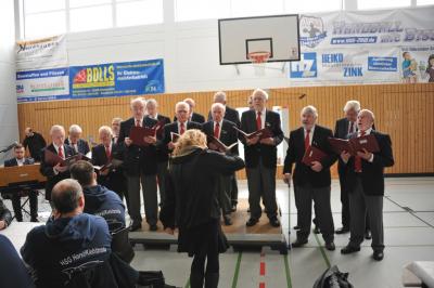 Unter der Chorleitung von Marion Elm und Bj&ouml;rn-Erik Werner am Keyboard begleitete der M&auml;nnergesangverein Freundschaft Kiebitzreihe das Rahmenprogramm mit Kostproben seines K&ouml;nnens. 