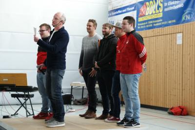 Die 1. Herrenmannschaft der Fu&szlig;baller erreichte in der Saison 2015/2016 in der Kreisliga West den 2. Tabellenplatz und stieg damit in die Verbandsliega S&uuml;d-West auf. Wegen eines Punktspiels konnten leider nur wenige Herren stellvertretend die Ehrung durch Jens Wagner entgegen nehmen. 