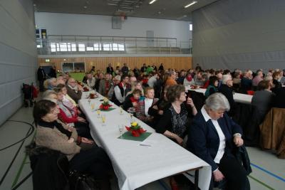 An nett geschm&uuml;ckten Tischreihen nutzten viele B&uuml;rgerinnen und B&uuml;rger den Tag auch zum Kl&ouml;nschnack mit Freunden und Bekannten. 