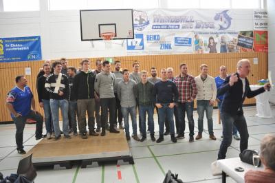 Im Rahmen der Sportlerehrung &uuml;berreichte Jens Wagner Urkunden und kleine Pr&auml;sente an das Team der 1. Herrenmannschaft der HSG Horst-Kiebitzreihe zum 1. Tabellenplatz in der Landesliga Mitte 2015/16, verbunden mit dem Aufstieg in die Schleswig-Holstein Liga. 