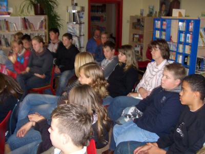 Foto des Albums: Die Autorin Antje Babendererde und die 7. Klassen der Sekundarschule sind zu Gast in der Bibliothek (24. 10. 2007)