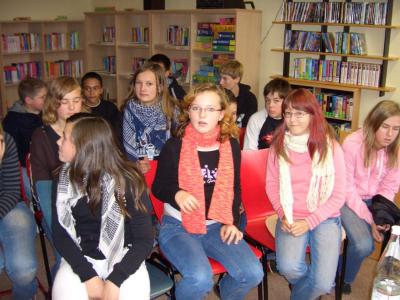 Foto des Albums: Die Autorin Antje Babendererde und die 7. Klassen der Sekundarschule sind zu Gast in der Bibliothek (24. 10. 2007)