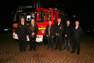 V.l.: Wehrf&uuml;hrer Hermann Stieler, B&uuml;rgermeister Claus Hell, Thorsten Krupp (Mercedes-Benz), Rainer R&ouml;ppcke (Kreis Pinneberg), Julian Schild (Amt Elmshorn-Land) und Fred Gutmann (Schlingmann und C.B. K&ouml;nig) 