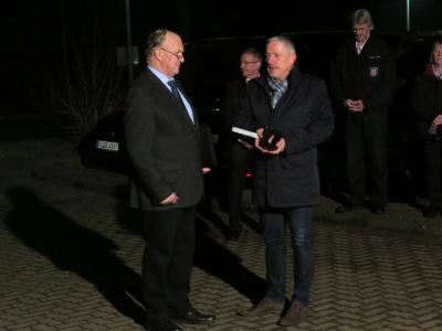Thorsten Krupp (rechts) von Mercedes-Benz &uuml;bergibt den symbolischen Fahrzeugschl&uuml;ssel an B&uuml;rgermeister Claus Hell 