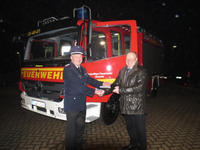 B&uuml;rgermeister Claus Hell &uuml;bergibt den symbolischen Fahrzeugschl&uuml;ssel an Wehrf&uuml;hrer Hermann Stieler 