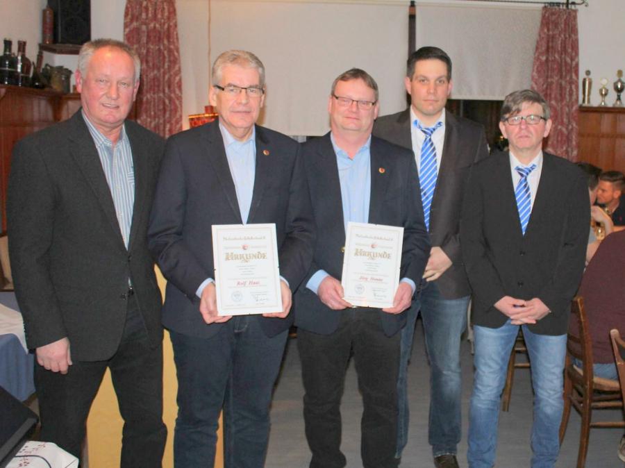 Bild: Verleihung der goldenen Ehrennadel des Fußballkreises durch Bernd Anders an Rolf und Jörg