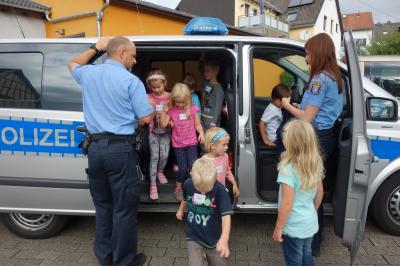 Foto des Albums: Leuchtende Kinderaugen empfingen die Polizei (14. 02. 2017)