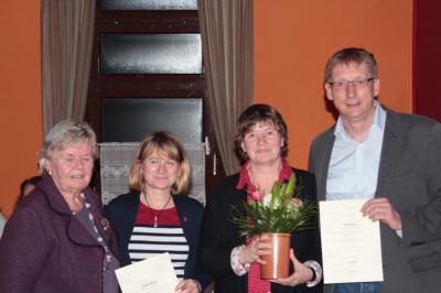 Helga Maa&szlig; ehrt Carola und Udo  (Bild vergr&ouml;&szlig;ern)