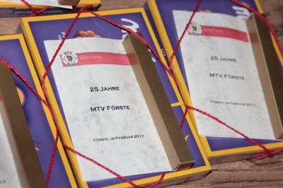Pr&auml;sent f&uuml;r 25 j&auml;hrige Mitgliedschaft  (Bild vergr&ouml;&szlig;ern)