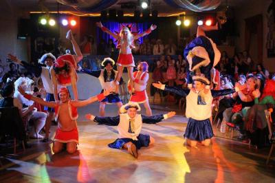 Foto des Albums: 2. Weiberfastnacht mit dem Motto "Wein, Weiber, Wurscht"