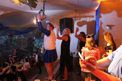 Foto des Albums: 2. Weiberfastnacht mit dem Motto "Wein, Weiber, Wurscht"