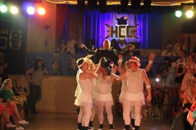 Foto des Albums: 2. Weiberfastnacht mit dem Motto "Wein, Weiber, Wurscht"