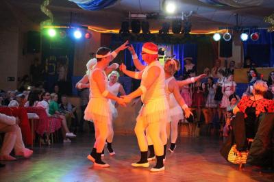 Foto des Albums: 2. Weiberfastnacht mit dem Motto "Wein, Weiber, Wurscht"