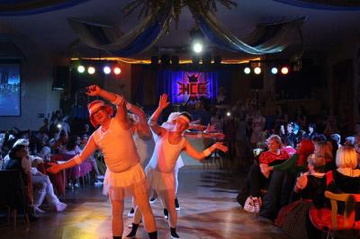 Foto des Albums: 2. Weiberfastnacht mit dem Motto "Wein, Weiber, Wurscht"