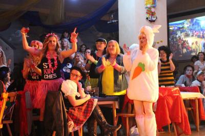 Foto des Albums: 2. Weiberfastnacht mit dem Motto "Wein, Weiber, Wurscht"