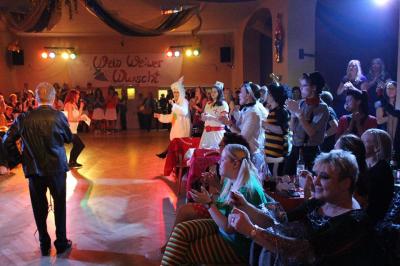 Foto des Albums: 2. Weiberfastnacht mit dem Motto "Wein, Weiber, Wurscht"