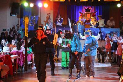 Foto des Albums: 2. Weiberfastnacht mit dem Motto "Wein, Weiber, Wurscht"