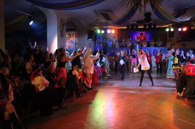 Foto des Albums: 2. Weiberfastnacht mit dem Motto "Wein, Weiber, Wurscht"