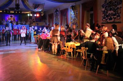 Foto des Albums: 2. Weiberfastnacht mit dem Motto "Wein, Weiber, Wurscht"