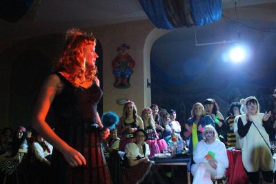 Foto des Albums: 2. Weiberfastnacht mit dem Motto "Wein, Weiber, Wurscht"